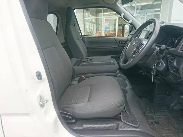 Toyota HIACE VAN 2023 — миниатюра 3