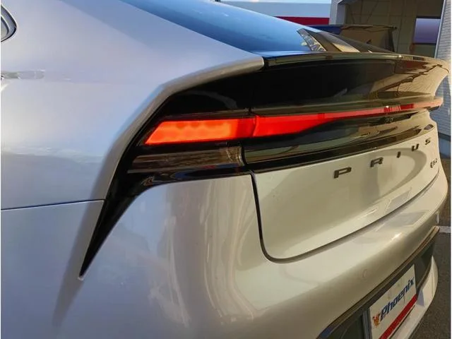 Toyota Prius Z 2023 — миниатюра 4