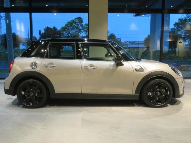 MINI MINI COOPER SD CLASSIC TRIM 2022 — миниатюра 2