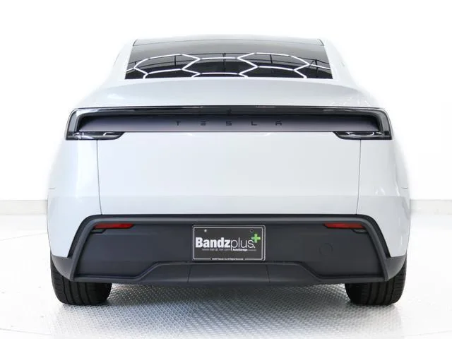 Tesla Model Y RWD 2025 — миниатюра 2