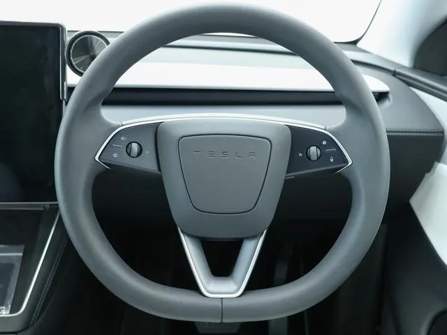 Tesla Model Y RWD 2025 — миниатюра 5