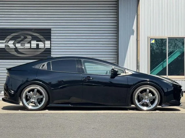 Toyota Prius Z 2023 — миниатюра 2
