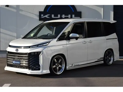 Toyota VOXY 2022 купить в Москве