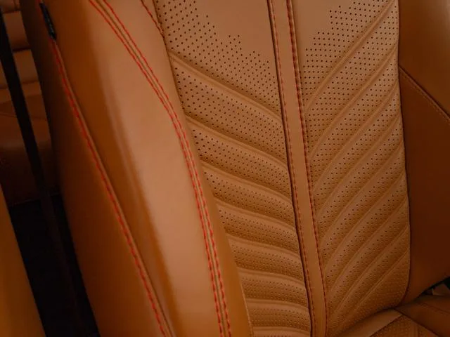 Aston Martin DBX 707 2023 — миниатюра 5