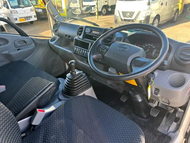 Hino DUTRO SHORT 2023 — миниатюра 4