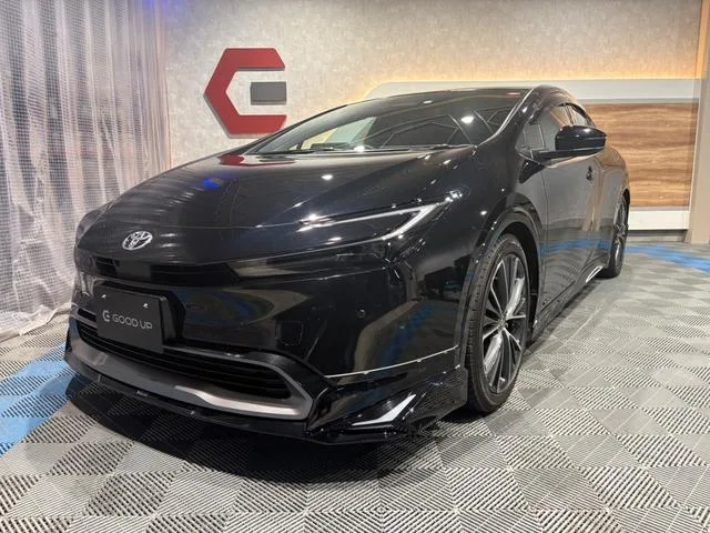 Toyota Prius Z 2023 — фото 1, купить с доставкой в Москву