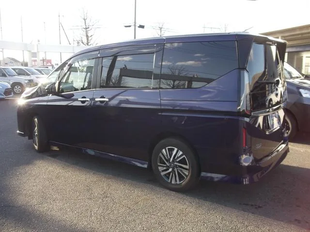 Nissan SERENA E-POWER HIGHWAY STAR V 2023 — миниатюра 4