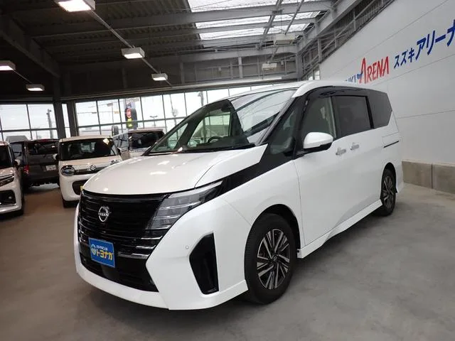 Nissan SERENA E-POWER HIGHWAY STAR V 2023 — фото 1, купить с доставкой в Москву