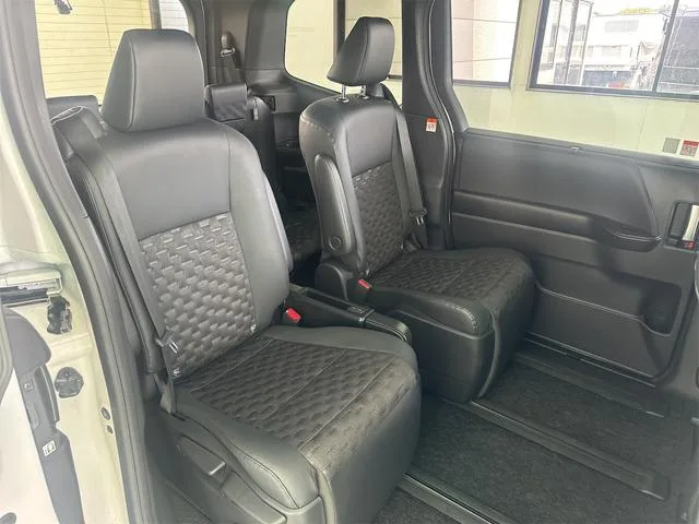 Toyota VOXY HYBRID S-Z 2023 — миниатюра 3