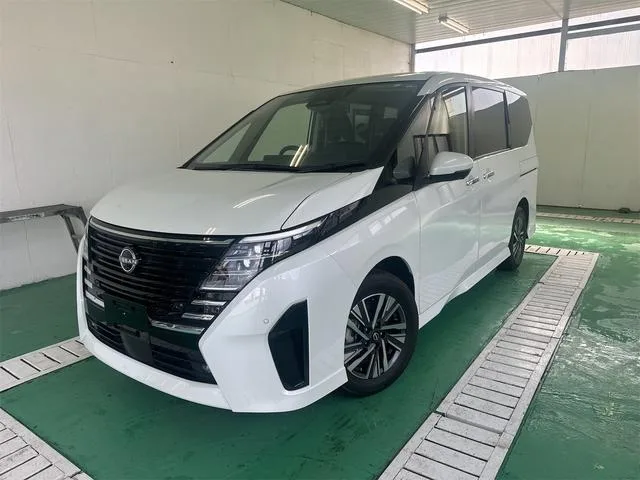 Nissan SERENA E-POWER HIGHWAY STAR V 2023 — фото 1, купить с доставкой в Москву
