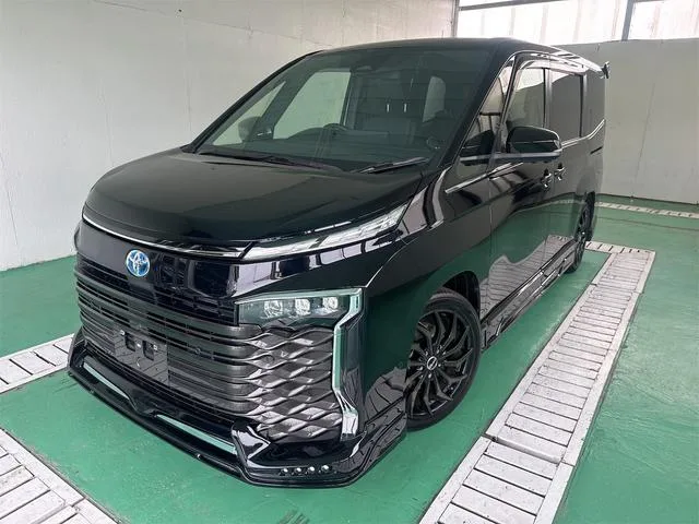 Toyota VOXY HYBRID S-Z 2023 — фото 1, купить с доставкой в Москву