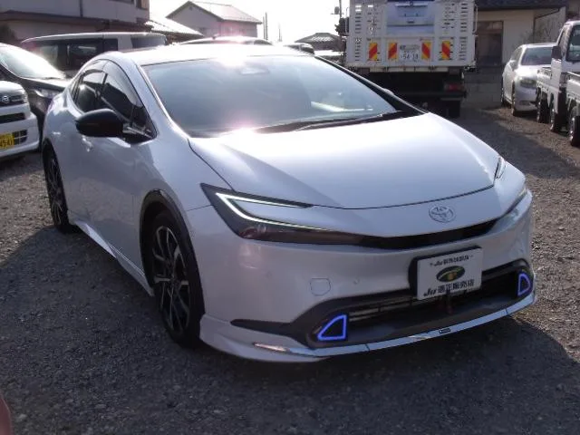 Toyota Prius Z 2023 — фото 1, купить с доставкой в Москву