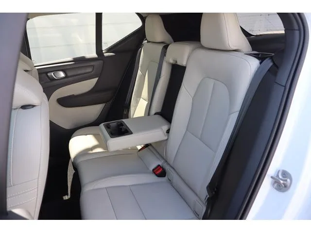 Volvo XC40 ULTIMATE B4 AWD 2024 — миниатюра 3