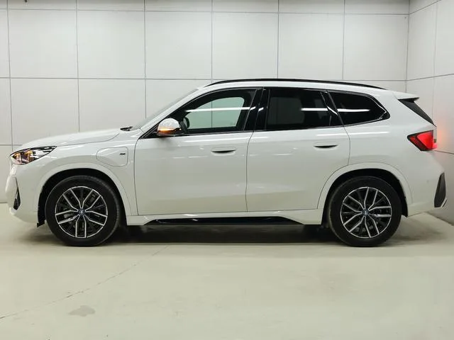 BMW iX1 X DRIVE 30 M SPORT 2024 — миниатюра 3