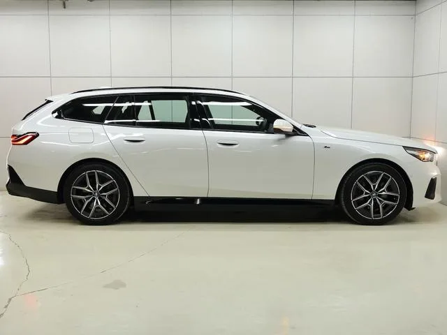 BMW i5 E DRIVE 40 TOURING M-SPORT 2025 — миниатюра 3