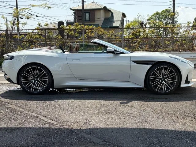 Aston Martin DB12 VOLANTE BASE GRADE 2024 — миниатюра 2