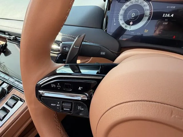 Aston Martin DB12 VOLANTE BASE GRADE 2024 — миниатюра 4