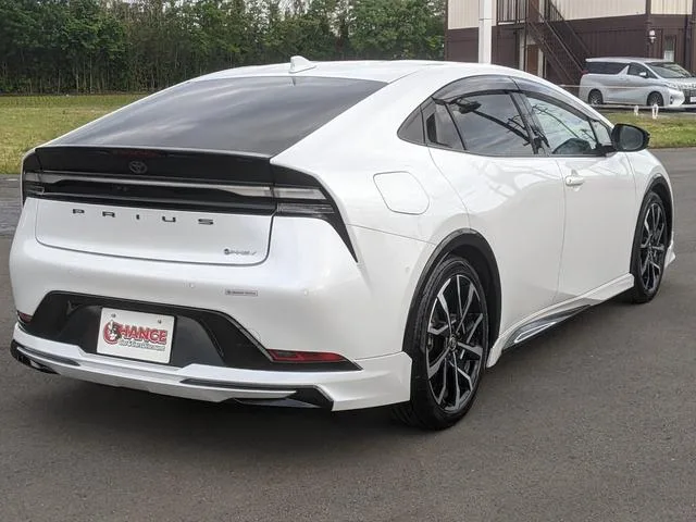 Toyota Prius Z 2023 — миниатюра 2
