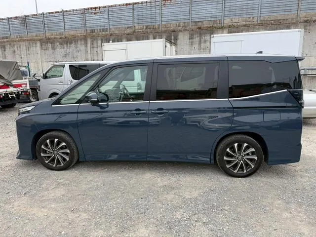 Toyota VOXY S-Z 2023 — миниатюра 2