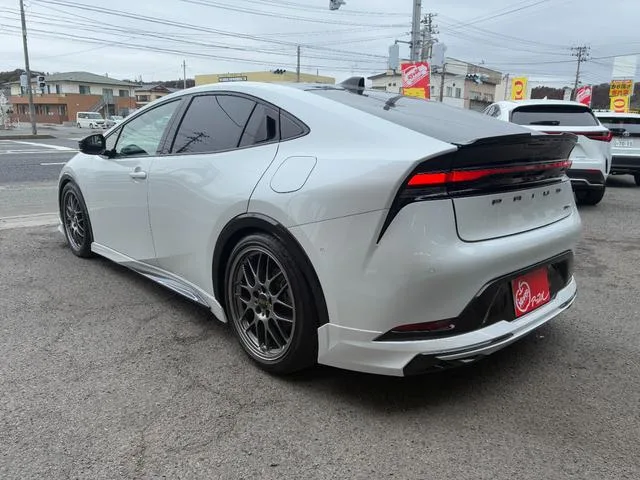 Toyota Prius Z 2023 — миниатюра 5
