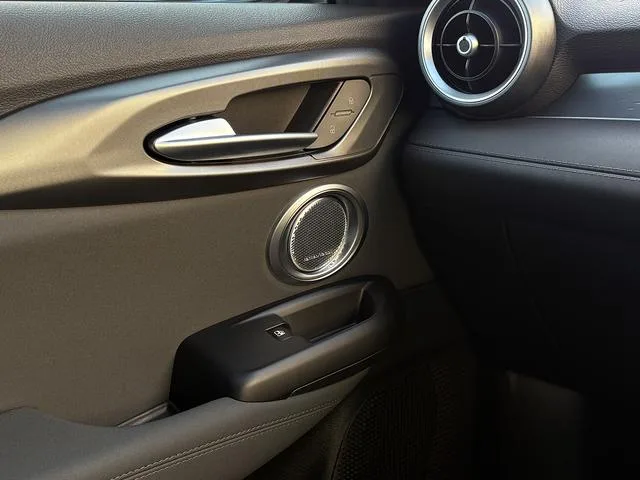 Alfa Romeo TONALE PLUG-IN HYBRID Q4 SUNROOF EDITION 2023 — миниатюра 3