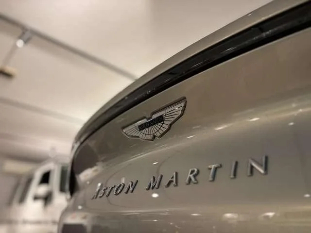 Aston Martin DBX BASE GRADE 2022 — миниатюра 5