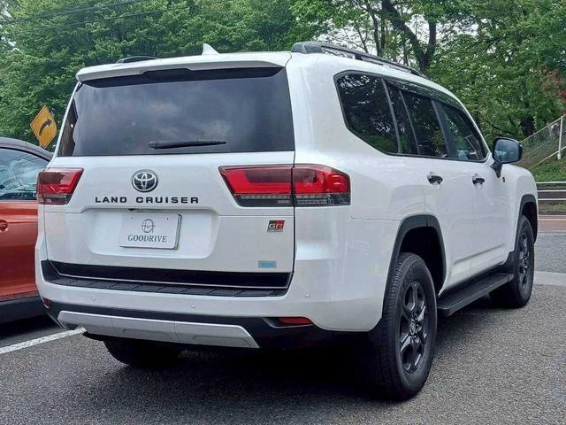 Toyota Land Cruiser GR SPORT 2024 — миниатюра 2