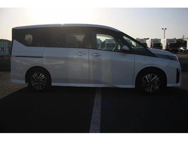 Nissan SERENA E-POWER LUXION 2023 — миниатюра 5