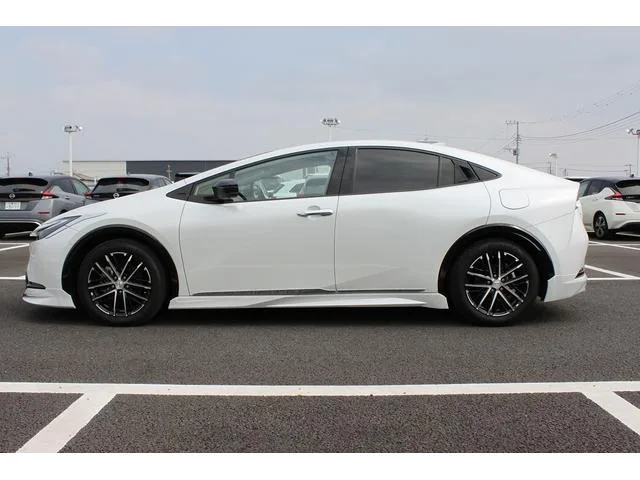 Toyota Prius Z 2023 — миниатюра 3
