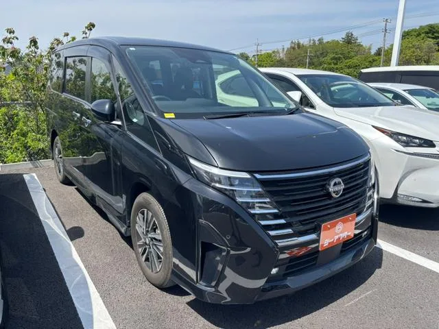Nissan SERENA E-POWER HIGHWAY STAR V 2023 — фото 1, купить с доставкой в Москву