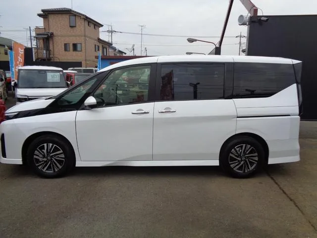 Nissan SERENA E-POWER HIGHWAY STAR V 2023 — миниатюра 2