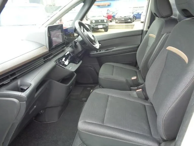 Nissan SERENA E-POWER HIGHWAY STAR V 2023 — миниатюра 3