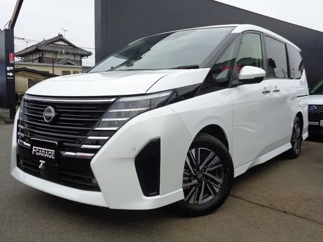 Nissan SERENA E-POWER HIGHWAY STAR V 2023 — фото 1, купить с доставкой в Москву