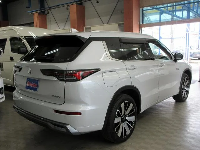 Mitsubishi OUTLANDER PHEV P EXECUTIVE PACKAGE 2024 — миниатюра 3