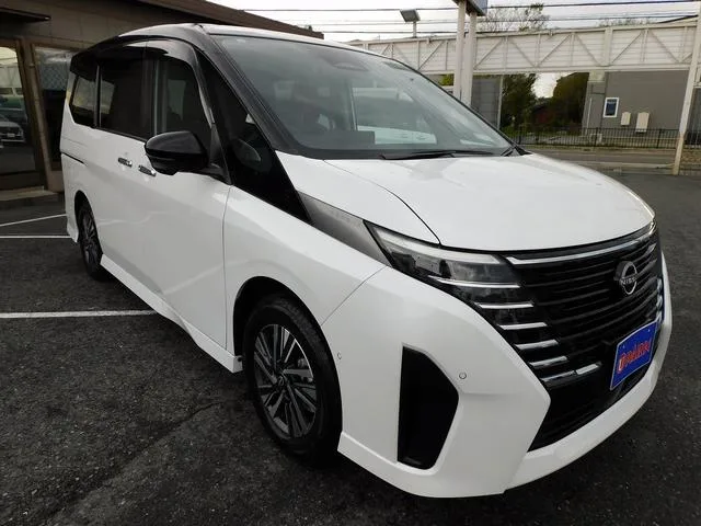 Nissan SERENA E-POWER LUXION 2023 — миниатюра 2