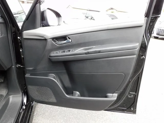 Nissan SERENA E-POWER LUXION 2023 — миниатюра 4