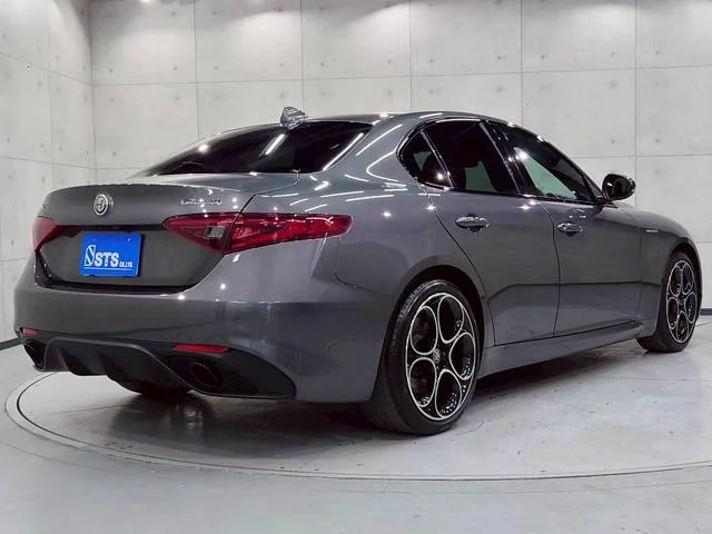 Alfa Romeo Giulia VELOCE 2022 — миниатюра 4