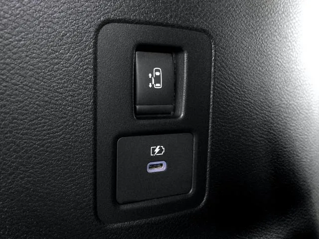 Nissan SERENA E-POWER LUXION 2024 — миниатюра 4
