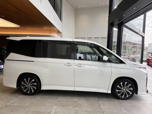 Toyota VOXY HYBRID S-Z 2023 — миниатюра 2