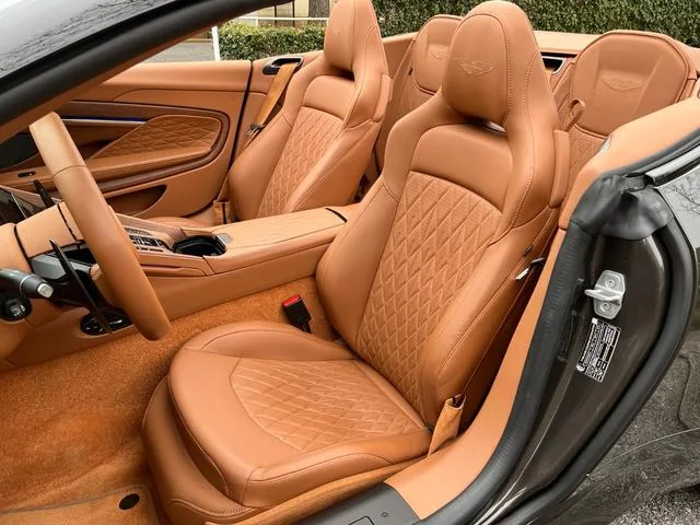 Aston Martin DB12 VOLANTE BASE GRADE 2025 — миниатюра 5
