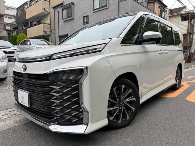 Toyota VOXY S-Z 2023 — фото 1, купить с доставкой в Москву