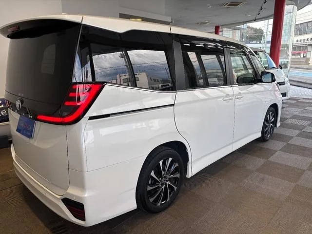 Toyota NOAH S-Z 2022 — миниатюра 3