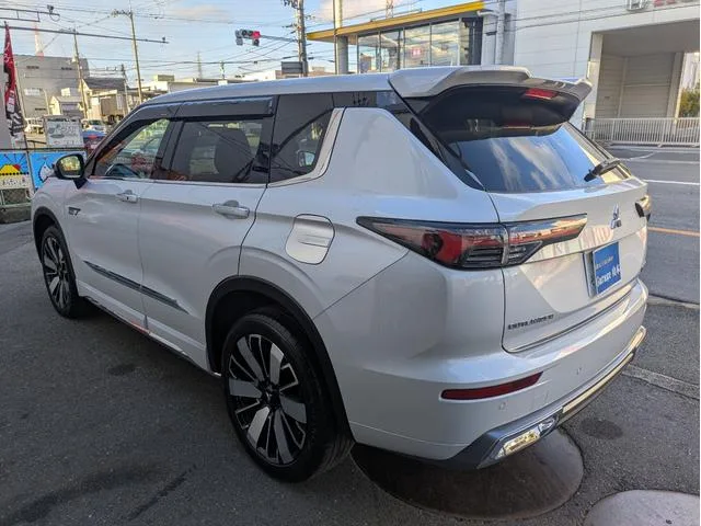 Mitsubishi OUTLANDER PHEV P EXECUTIVE PACKAGE 2024 — миниатюра 3
