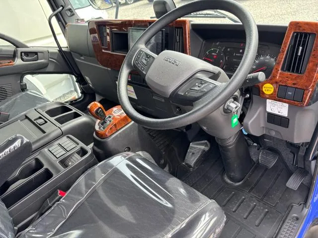 Isuzu FORWARD 2025 — миниатюра 4