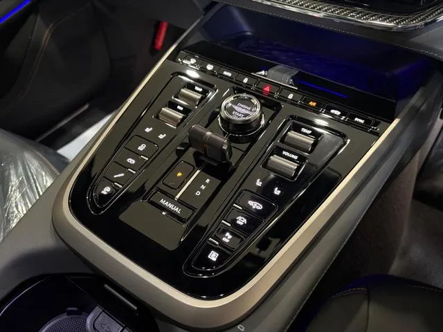 Aston Martin DBX 707 2025 — миниатюра 2