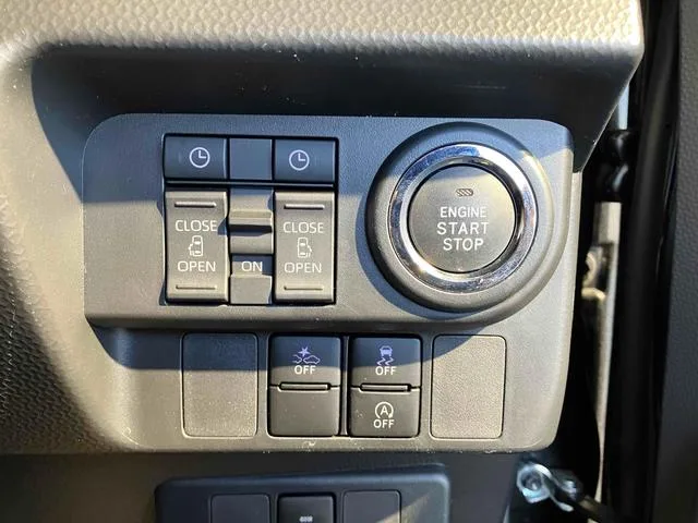 Toyota ROOMY CUSTOM G 2023 — миниатюра 3