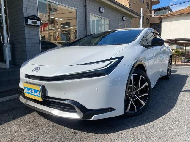 Toyota Prius Z 2023 — фото 1, купить с доставкой в Москву