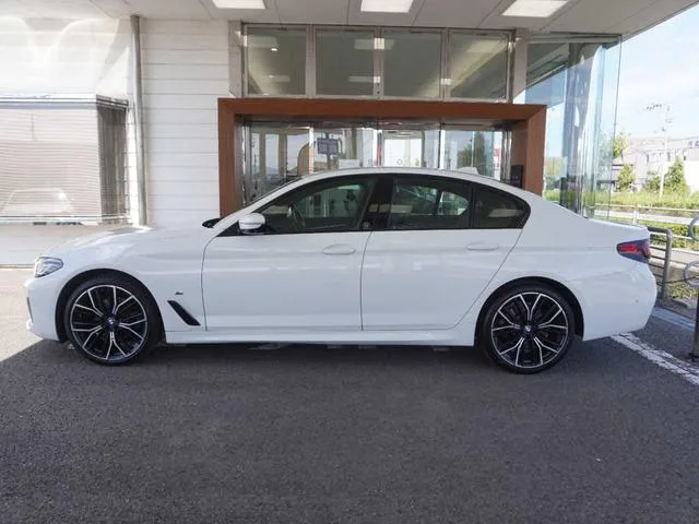 BMW 5 Series 523D X DRIVE M-SPORT 40TH ANNIVERSARY EDITION 2022 — миниатюра 4