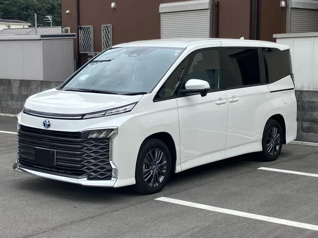 Toyota VOXY HYBRID S-G 2023 — фото 1, купить с доставкой в Москву