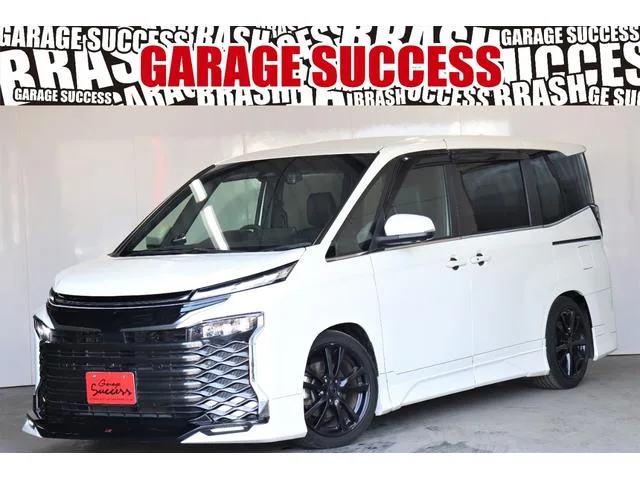 Toyota VOXY S-Z 2022 — фото 1, купить с доставкой в Москву